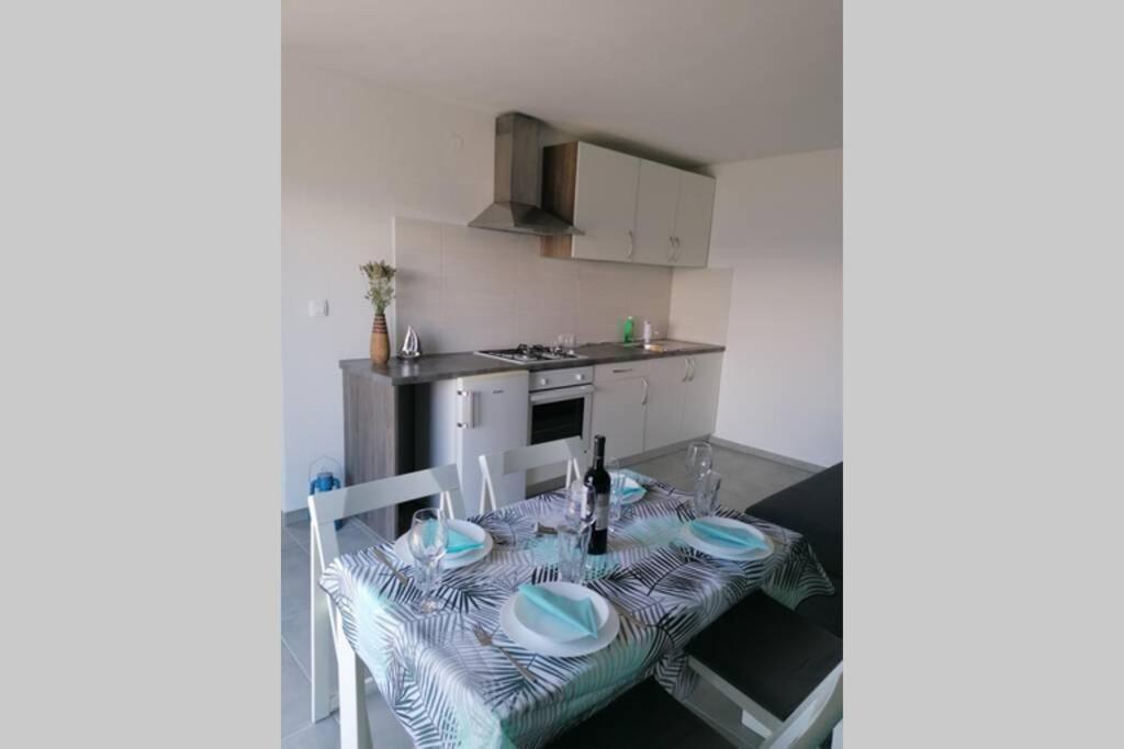 Apartment By The Sea- Santa Marina Raša Eksteriør billede