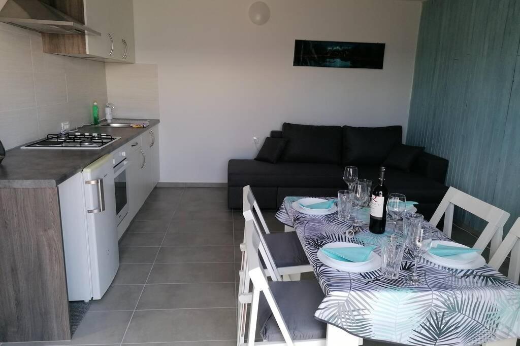 Apartment By The Sea- Santa Marina Raša Eksteriør billede