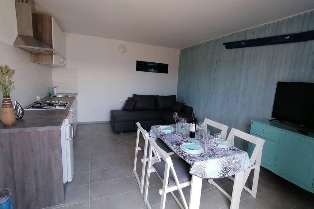 Apartment By The Sea- Santa Marina Raša Eksteriør billede